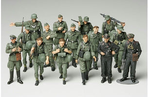 TAM32530 1/48 WWII GERMAN INFANTRY ON MANUEV
