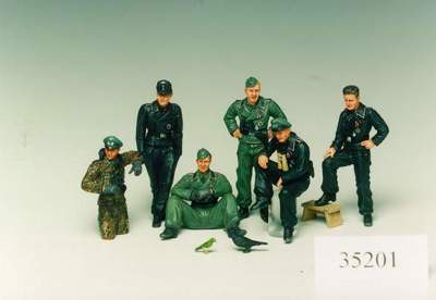 TAM35201 GERMAN TANK CREW AT REST