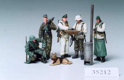 TAM35212 GERMAN SOLDIERS AT FIELD BRIEF