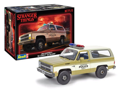 RMX854558 1:25 JIM HOPPER'S 1985 K5 CHEVY BLAZER - STRANGER THINGS