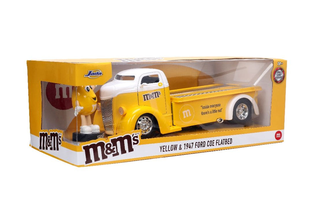 JAD33425 Jada 1/24 "Hollywood Rides" Mars 1947 Ford COE Flatbed with Yellow M&M's