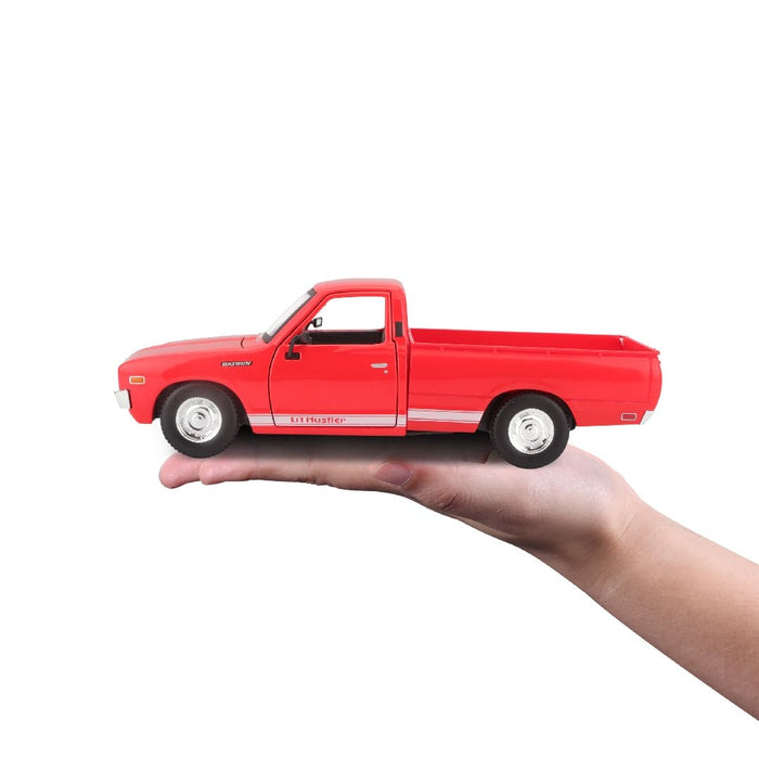 MAI31522 Maisto 1/24 SE 1973 Datsun 620 Pick-up (Red)