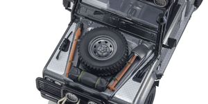 KYOKSR08903TR 1/18 Land Rover Defender Movie Edition, Resin Model