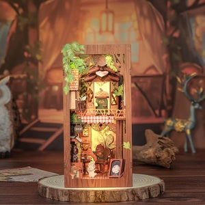 CUBDY03B Squirrel Collector Book Nook