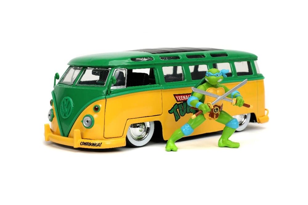 JAD31786 Jada 1/24 "Hollywood Rides" 1962 VW Bus w/Leonardo (TMNT)